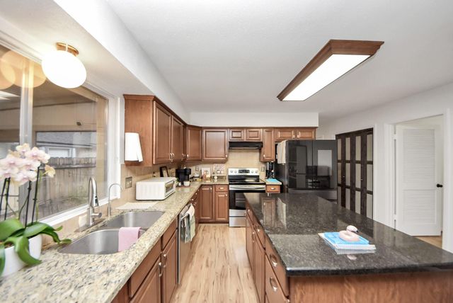 18 N Deerfoot Circle, The Woodlands, TX 77380