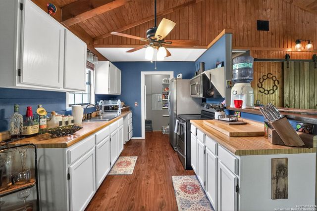 648 Bluff Creek, Leakey, TX 78873