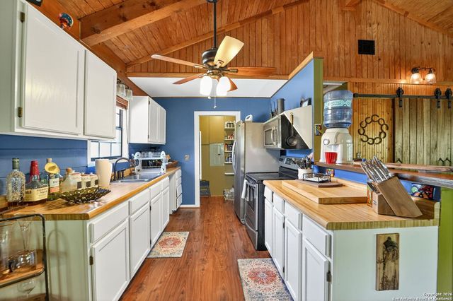 648 Bluff Creek, Leakey, TX 78873