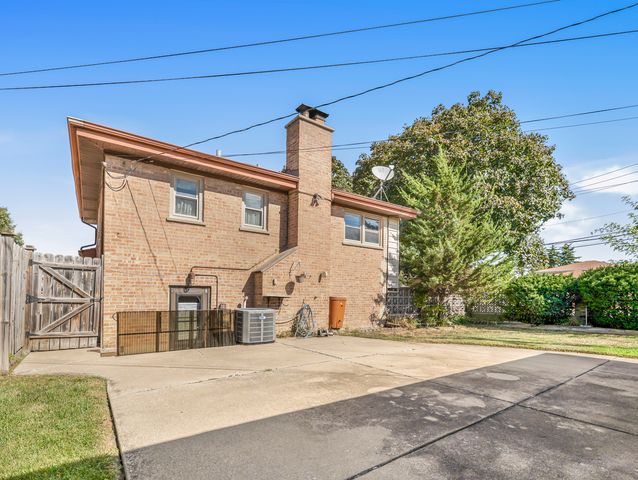 8255 W Agatite Avenue, Norridge, IL 60706