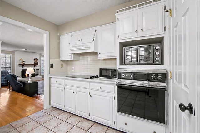 412 Oak Manor Circle, Springdale, AR 72764