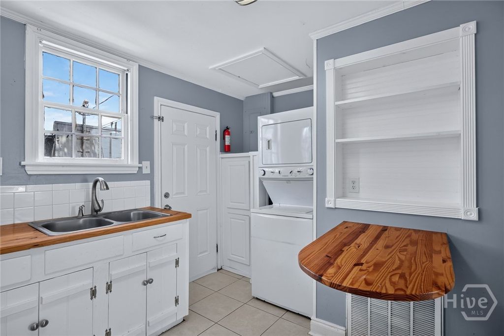 Image 10 of property listing at 1010 E Victory Drive F, Savannah, GA 31401