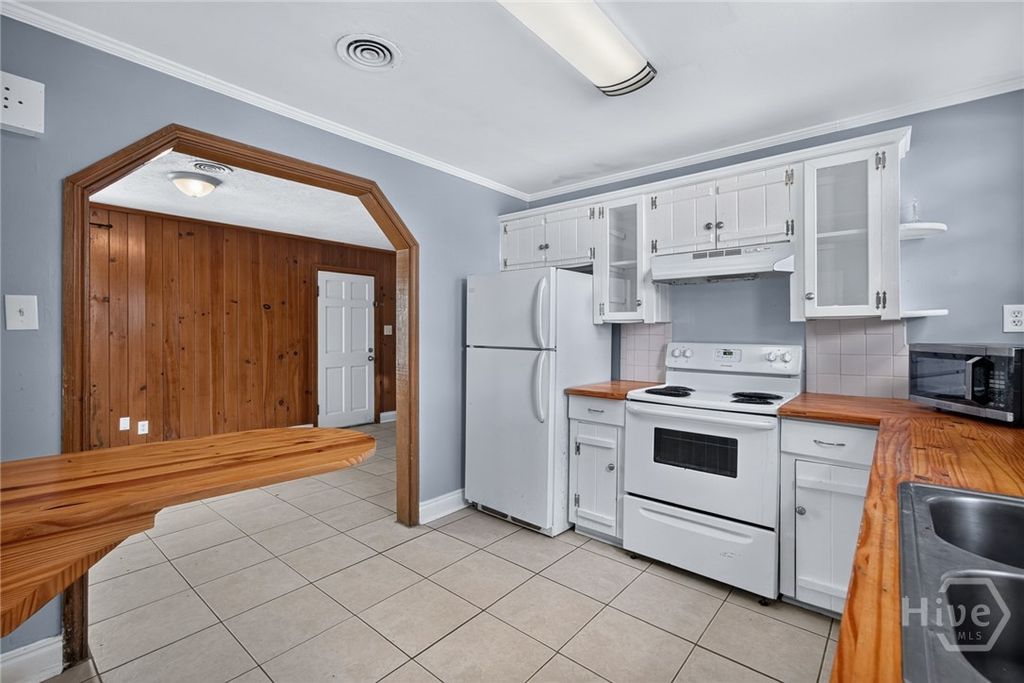Image 11 of property listing at 1010 E Victory Drive F, Savannah, GA 31401