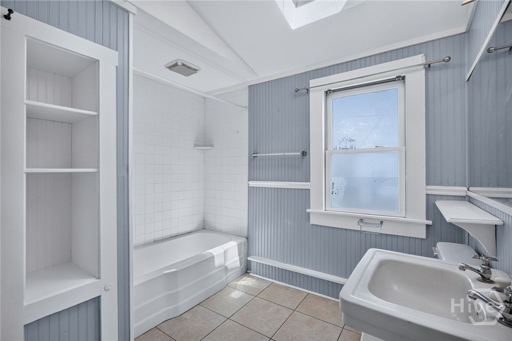 Image 13 of property listing at 1010 E Victory Drive F, Savannah, GA 31401