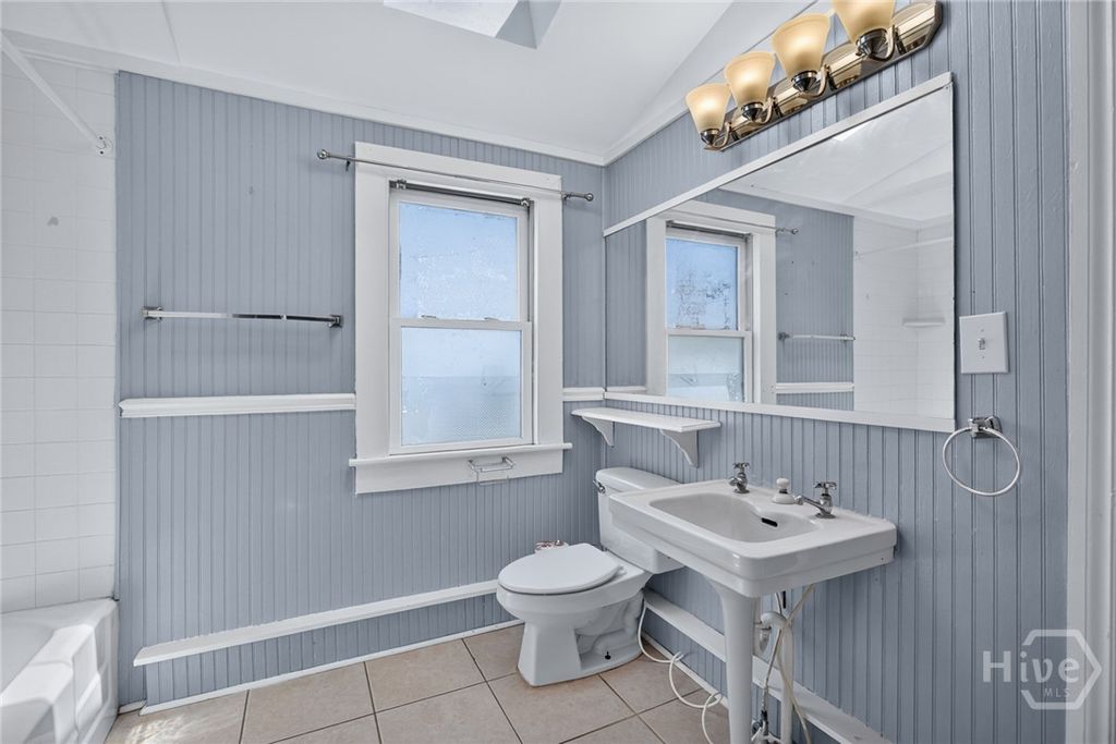 Image 14 of property listing at 1010 E Victory Drive F, Savannah, GA 31401