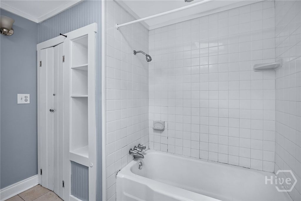 Image 15 of property listing at 1010 E Victory Drive F, Savannah, GA 31401