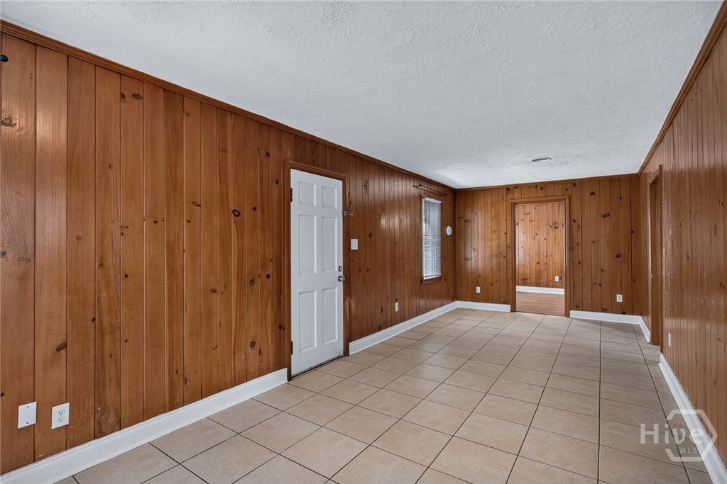 Image 3 of property listing at 1010 E Victory Drive F, Savannah, GA 31401
