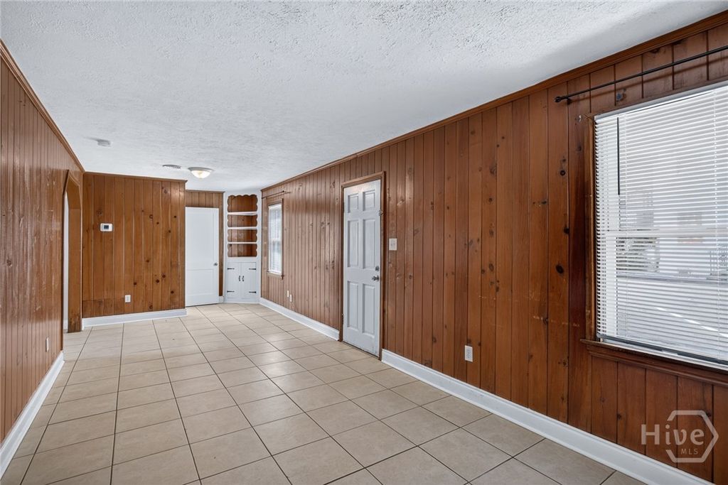 Image 4 of property listing at 1010 E Victory Drive F, Savannah, GA 31401
