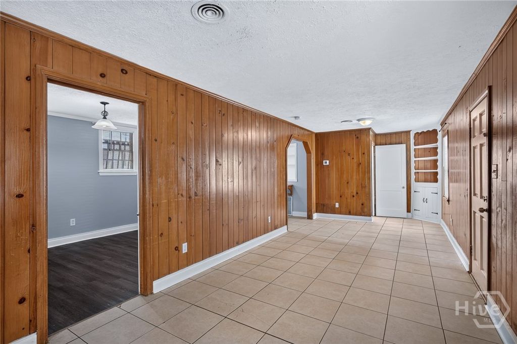 Image 5 of property listing at 1010 E Victory Drive F, Savannah, GA 31401