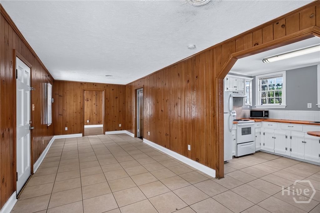 Image 6 of property listing at 1010 E Victory Drive F, Savannah, GA 31401