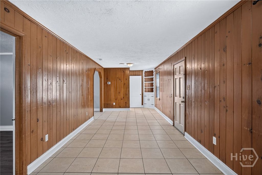Image 7 of property listing at 1010 E Victory Drive F, Savannah, GA 31401