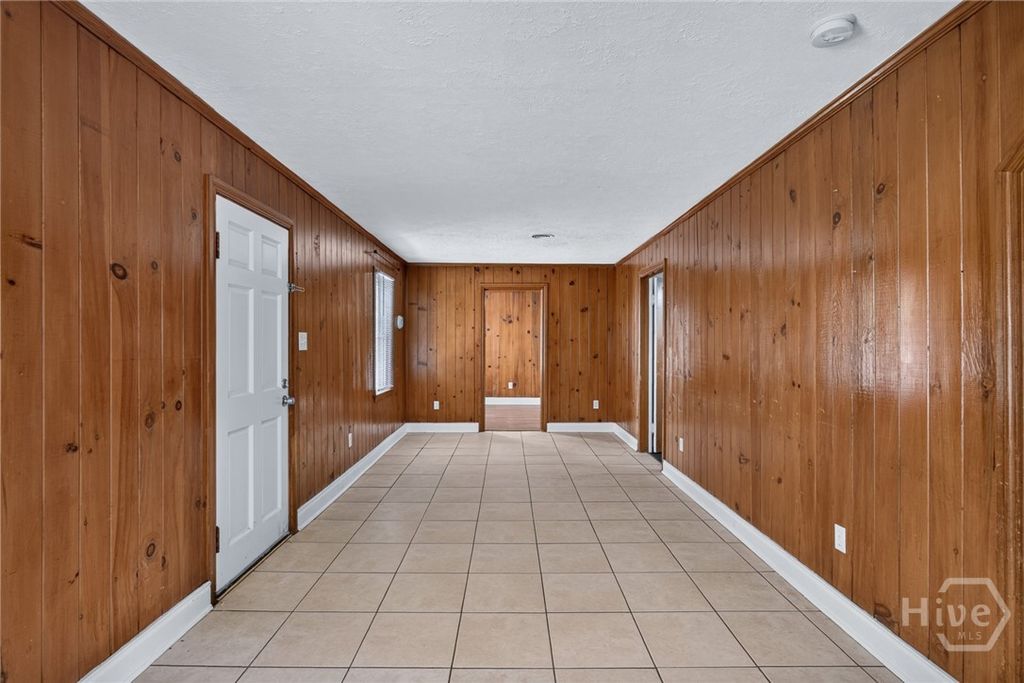 Image 8 of property listing at 1010 E Victory Drive F, Savannah, GA 31401