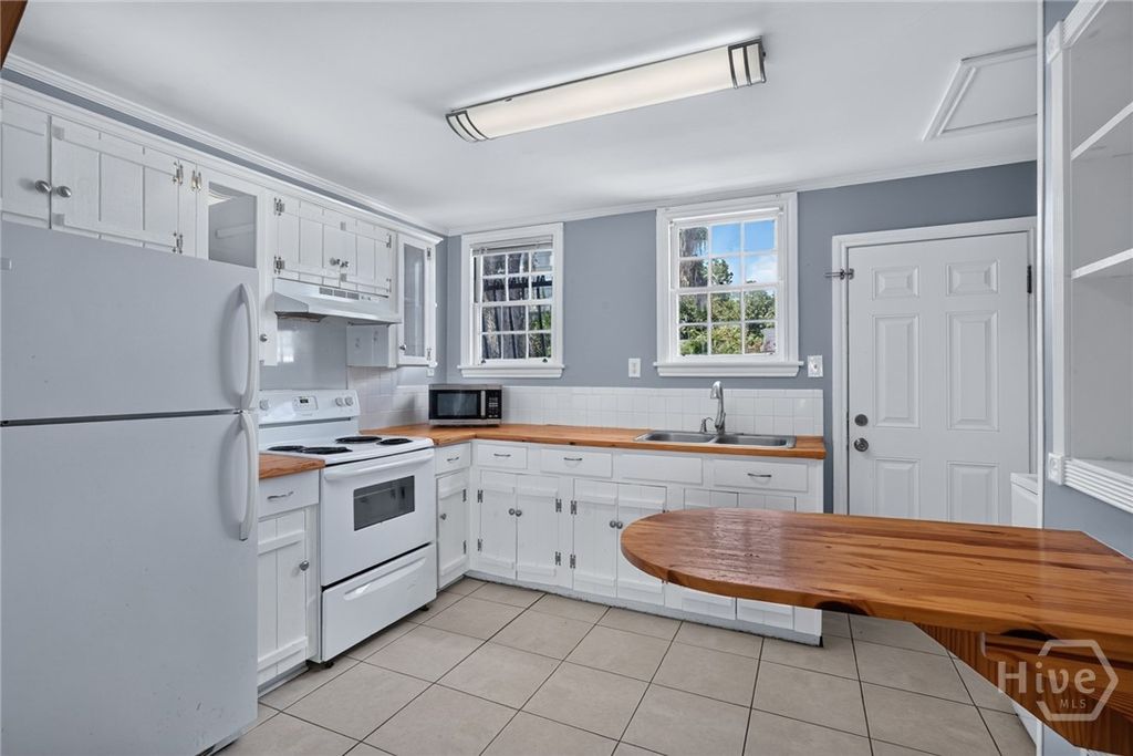 Image 9 of property listing at 1010 E Victory Drive F, Savannah, GA 31401