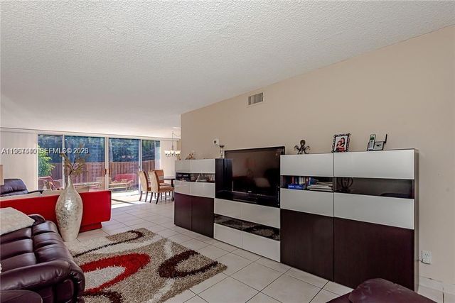 2304 NE 7th St 27, Hallandale Beach, FL 33009