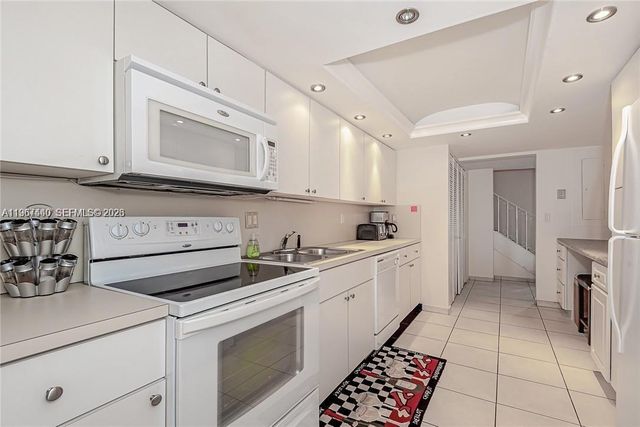 2304 NE 7th St 27, Hallandale Beach, FL 33009