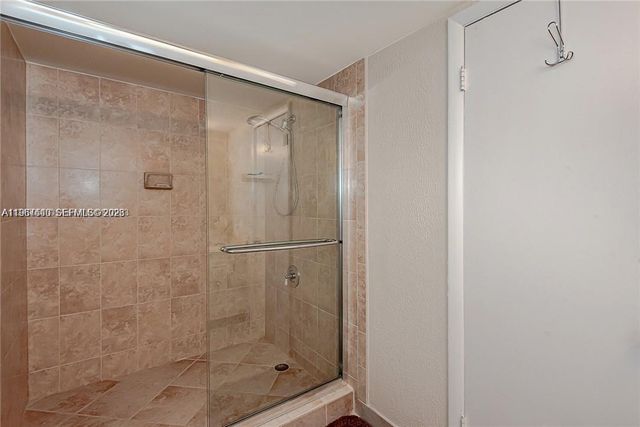 2304 NE 7th St 27, Hallandale Beach, FL 33009