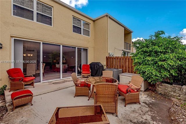 2304 NE 7th St 27, Hallandale Beach, FL 33009