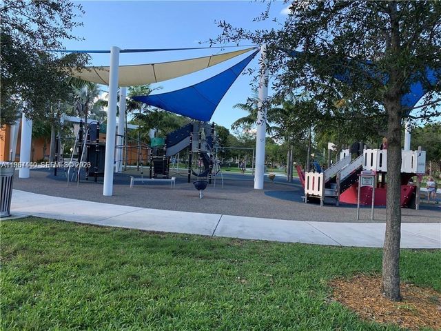 2304 NE 7th St 27, Hallandale Beach, FL 33009