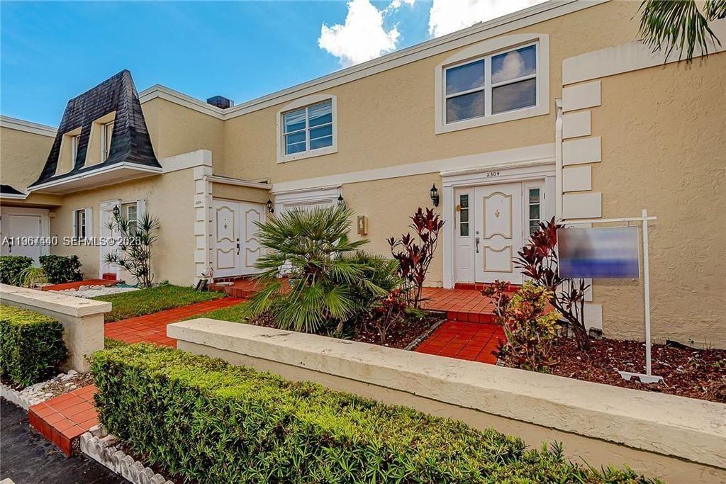 2304 NE 7th St 27, Hallandale Beach, FL 33009