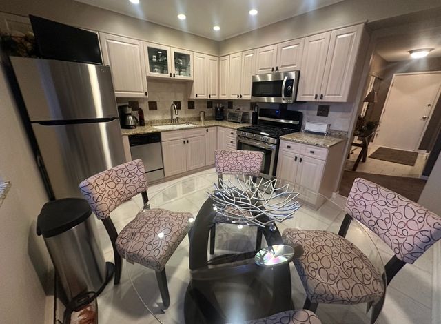 1311 S FINLEY Road 312, Lombard, IL 60148