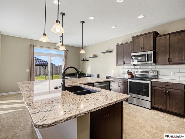 5213 Lynnwood Drive, Papillion, NE 68133