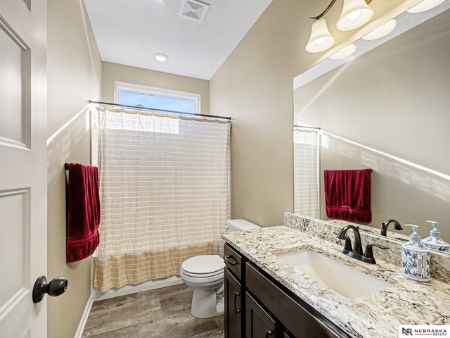 5213 Lynnwood Drive, Papillion, NE 68133
