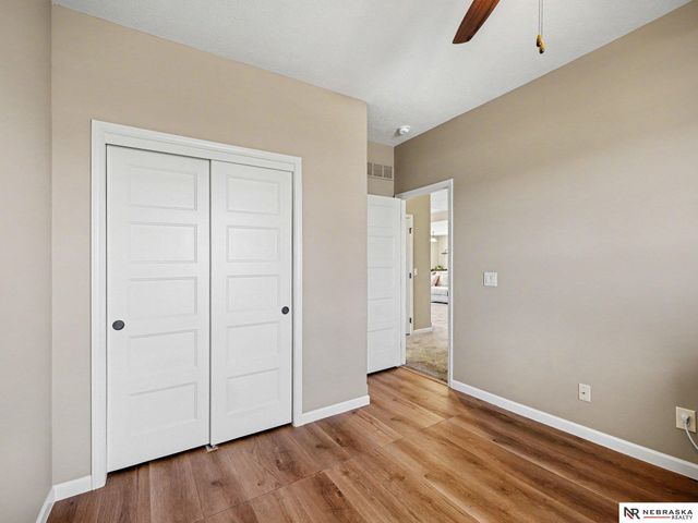 5213 Lynnwood Drive, Papillion, NE 68133