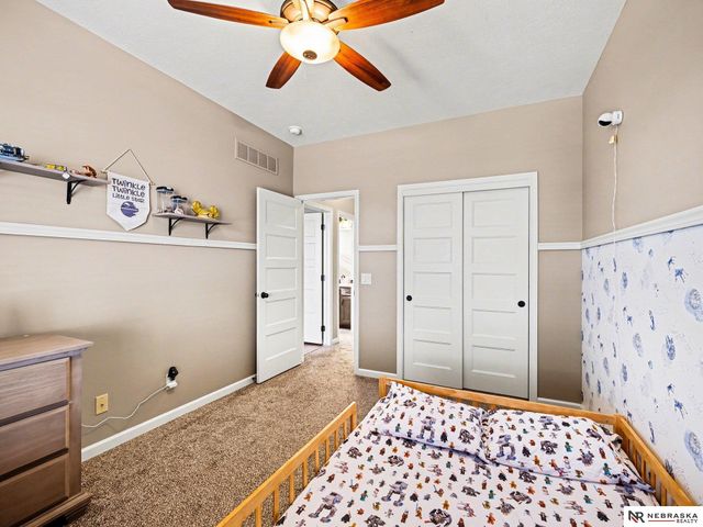 5213 Lynnwood Drive, Papillion, NE 68133