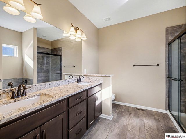5213 Lynnwood Drive, Papillion, NE 68133