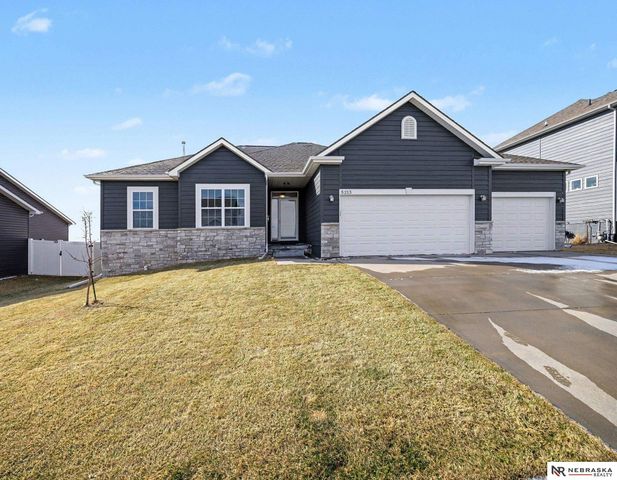 5213 Lynnwood Drive, Papillion, NE 68133