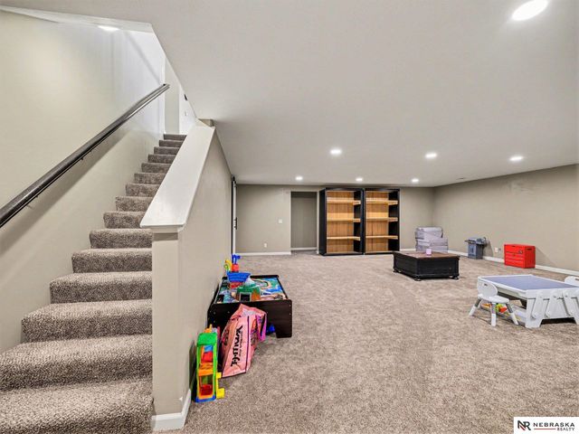 5213 Lynnwood Drive, Papillion, NE 68133
