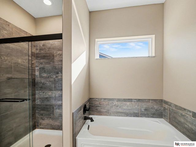 5213 Lynnwood Drive, Papillion, NE 68133