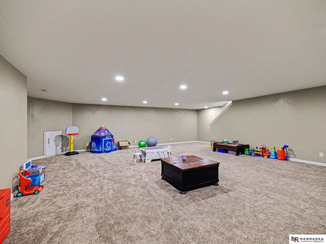 5213 Lynnwood Drive, Papillion, NE 68133