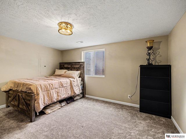 5213 Lynnwood Drive, Papillion, NE 68133