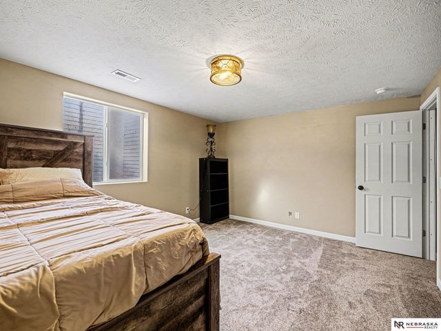 5213 Lynnwood Drive, Papillion, NE 68133