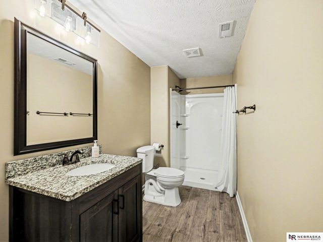 5213 Lynnwood Drive, Papillion, NE 68133