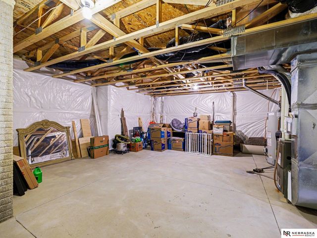 5213 Lynnwood Drive, Papillion, NE 68133