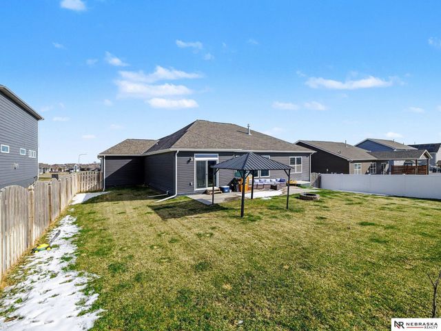 5213 Lynnwood Drive, Papillion, NE 68133