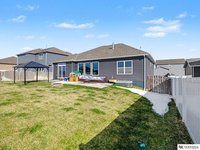 5213 Lynnwood Drive, Papillion, NE 68133