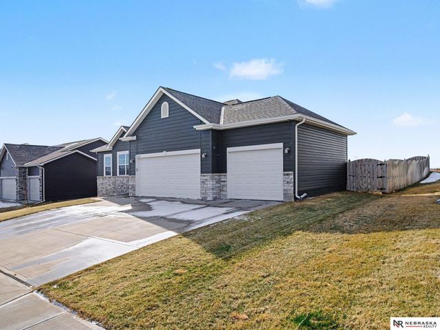 5213 Lynnwood Drive, Papillion, NE 68133