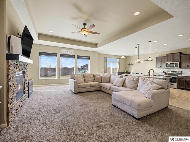 5213 Lynnwood Drive, Papillion, NE 68133