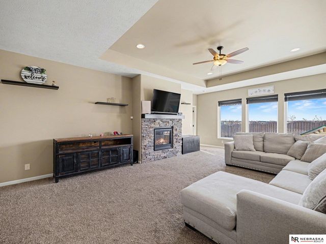 5213 Lynnwood Drive, Papillion, NE 68133