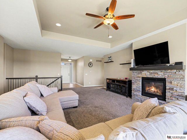 5213 Lynnwood Drive, Papillion, NE 68133