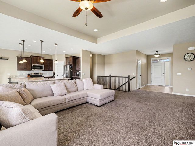 5213 Lynnwood Drive, Papillion, NE 68133