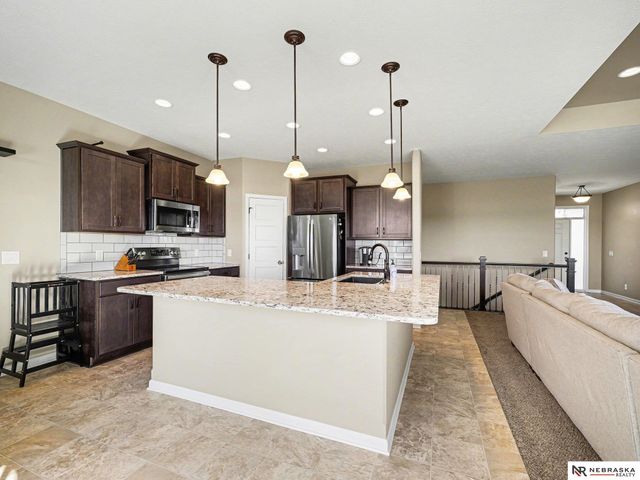5213 Lynnwood Drive, Papillion, NE 68133