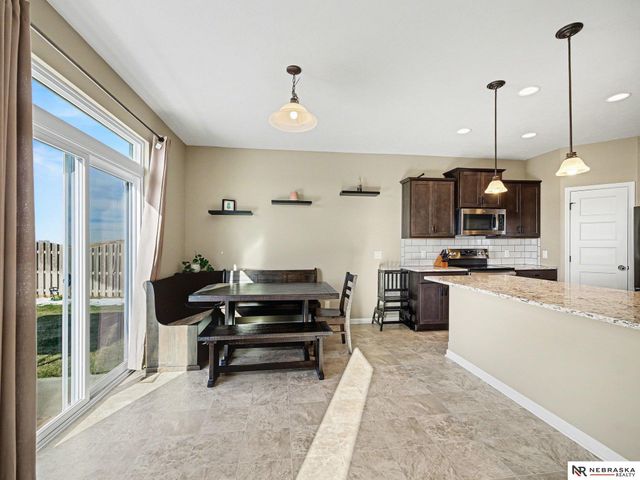 5213 Lynnwood Drive, Papillion, NE 68133