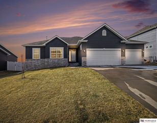 5213 Lynnwood Drive, Papillion, NE 68133