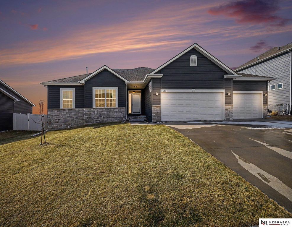 5213 Lynnwood Drive, Papillion, NE 68133