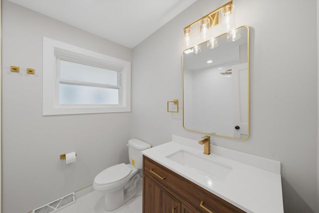 5750 S Oak Park Avenue, Chicago, IL 60638
