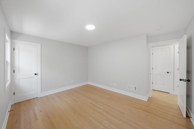 5750 S Oak Park Avenue, Chicago, IL 60638